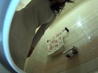 Asian babe public peeing