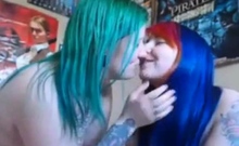 webcam lesbian kiss me